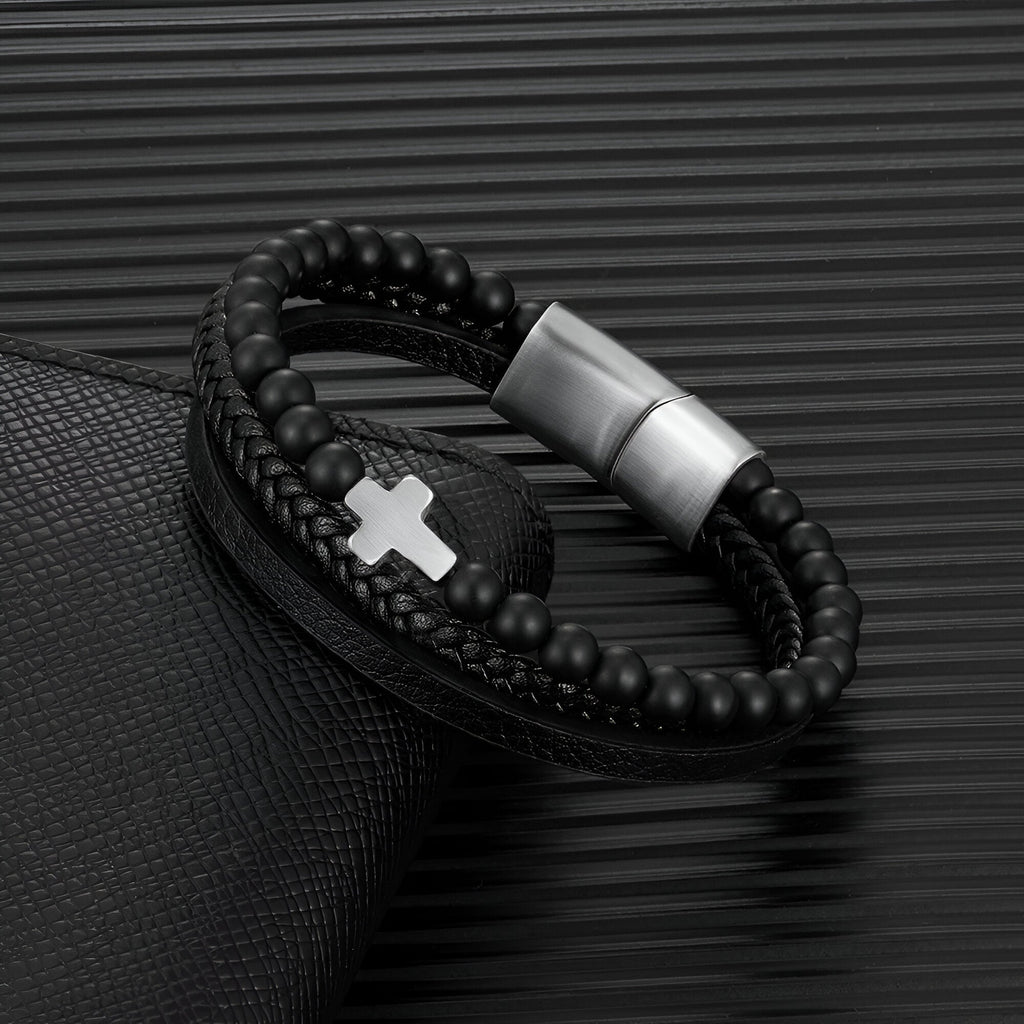 Bracelet multi-rangs noir pour homme avec perles, cuir tressé et croix en métal argenté, fermoir magnétique acier inoxydable.