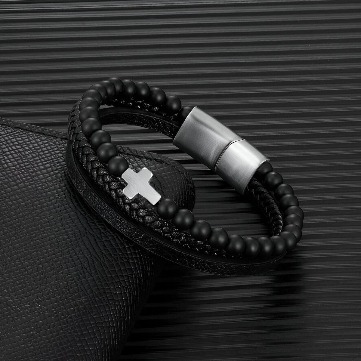 Bracelet multi-rangs noir pour homme avec perles, cuir tressé et croix en métal argenté, fermoir magnétique acier inoxydable.