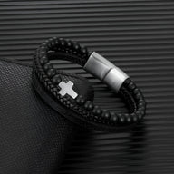 Bracelet multi-rangs noir pour homme avec perles, cuir tressé et croix en métal argenté, fermoir magnétique acier inoxydable.