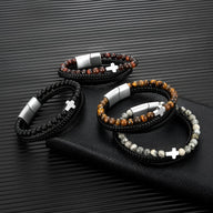 Bracelets multi-rangs homme avec pierres naturelles noires, océan de tigre et agate, croix métal argenté, fermoir magnétique.