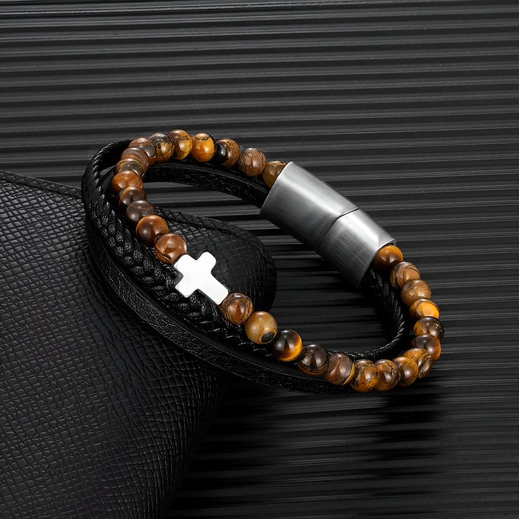 Bracelet multi-rangs homme en perles œil de tigre, cuir noir tressé et croix métallique argentée.