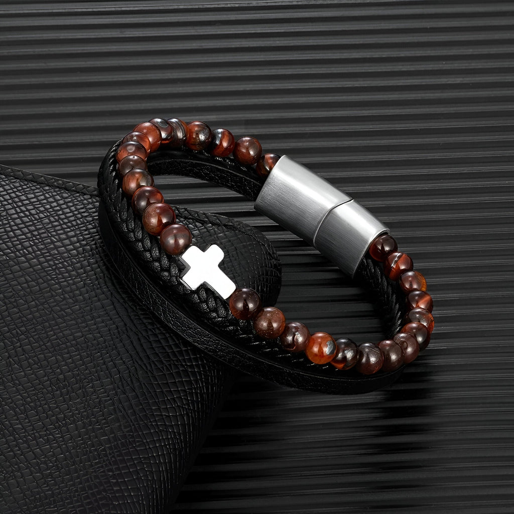 Bracelet multi-rangs homme avec pierres œil de tigre, croix en métal argenté et cuir tressé noir.