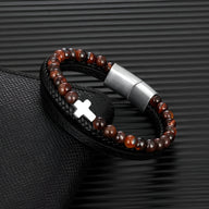 Bracelet multi-rangs homme avec pierres œil de tigre, croix en métal argenté et cuir tressé noir.