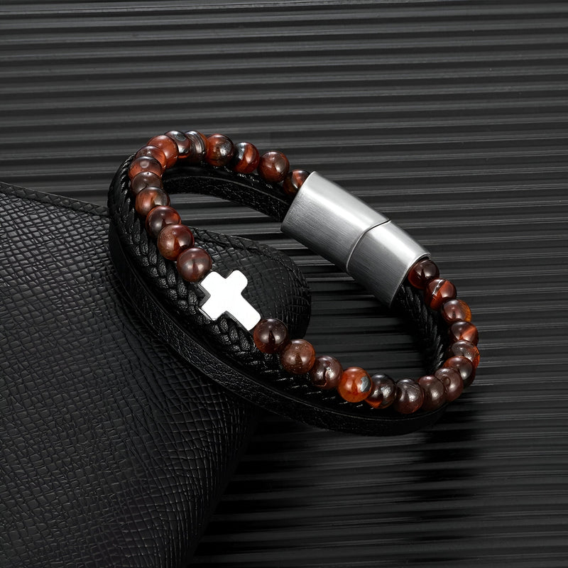 Bracelet multi-rangs homme avec pierres œil de tigre, croix en métal argenté et cuir tressé noir.