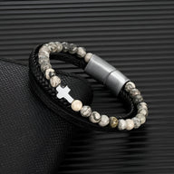 Bracelet multi-rangs homme en pierres naturelles blanches avec croix en métal argenté et fermoir magnétique gris.