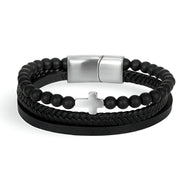 Bracelet multi-rangs homme en perles noires mates avec croix argentée et bande en cuir tressé noir.
