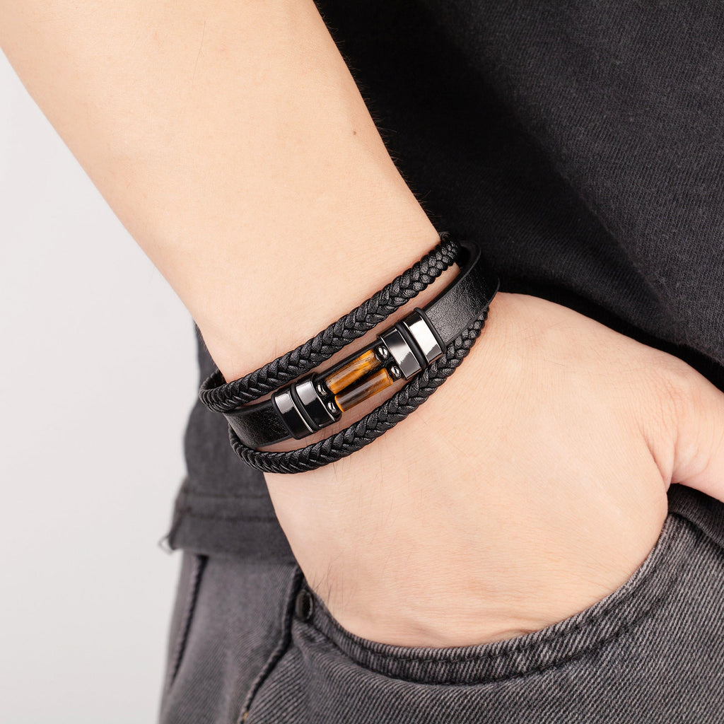 Bracelet homme multi-rangs en cuir noir et perles œil de tigre avec éléments métalliques argentés.