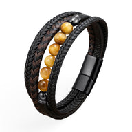 Bracelet multi-rangs homme en cuir noir tressé avec perles en œil de tigre jaune et fermoir magnétique noir mat.