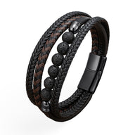 Bracelet multi-rangs homme en cuir marron tressé avec perles noires en pierre volcanique et fermoir noir mat.