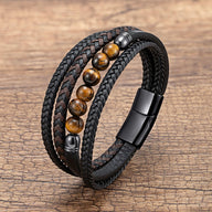 Bracelet multi-rangs homme en cuir noir tressé avec perles en œil de tigre et fermoir magnétique noir mat.