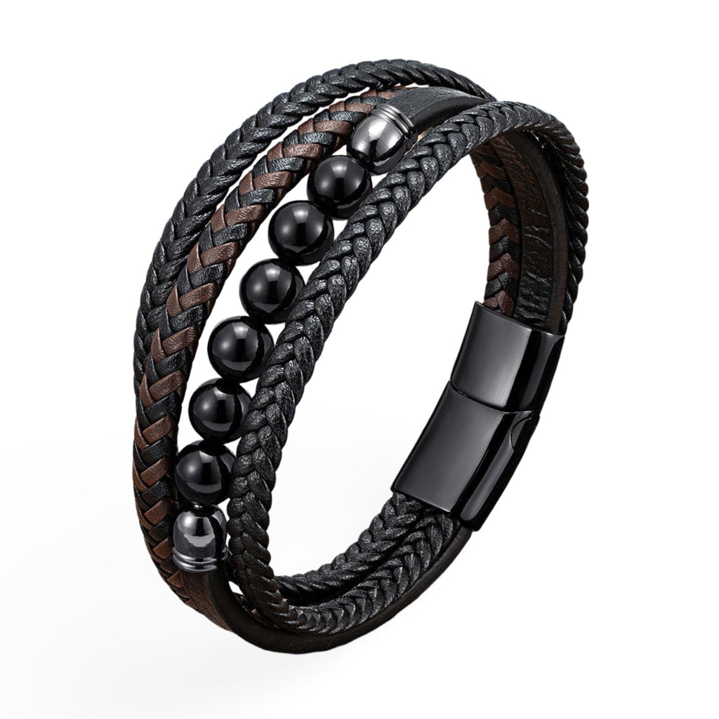 Bracelet multi-rangs homme en cuir tressé noir et marron avec perles noires brillantes et fermoir magnétique noir mat.
