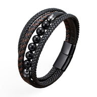 Bracelet multi-rangs homme en cuir tressé noir et marron avec perles noires brillantes et fermoir magnétique noir mat.