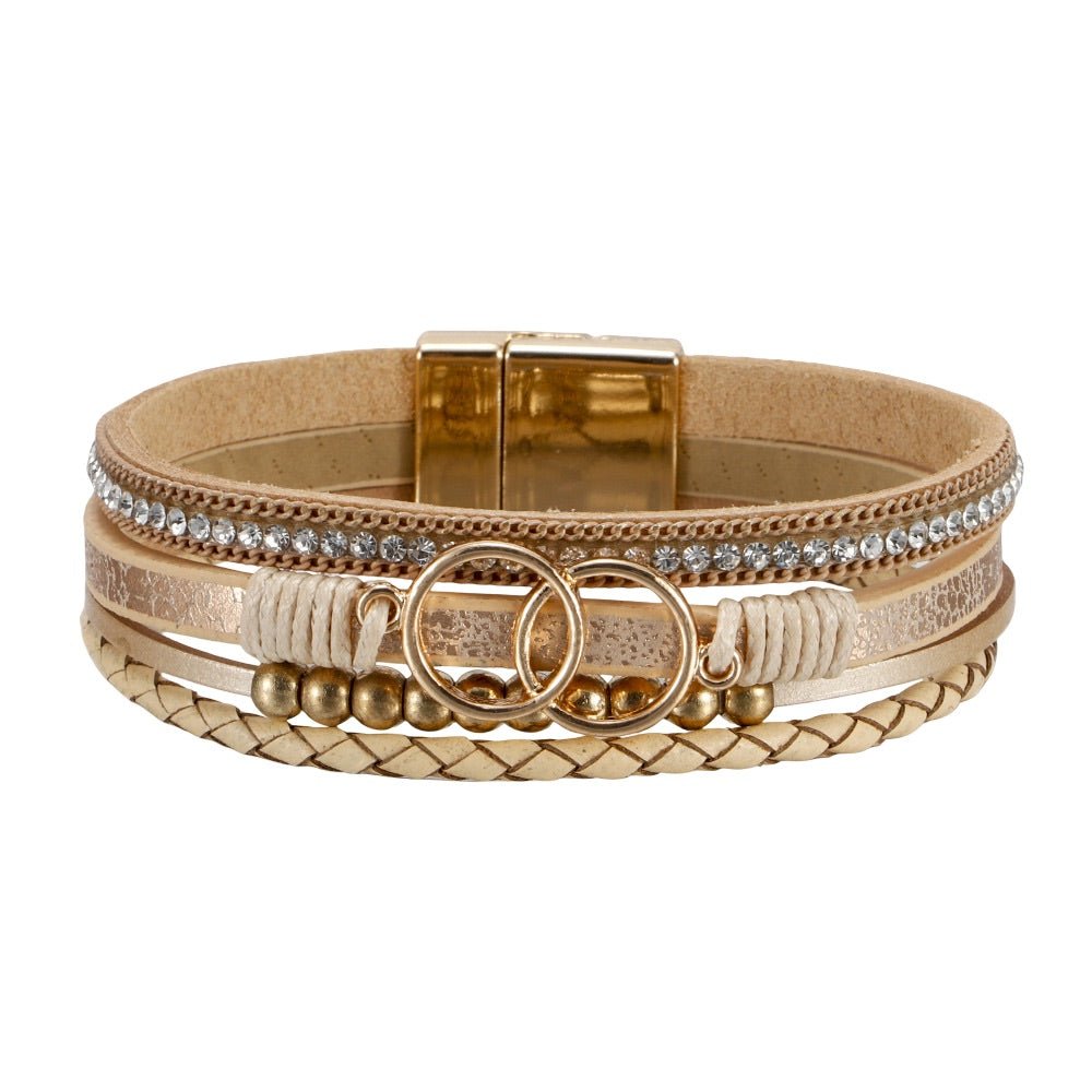 Bracelet multi-rangs beige simili cuir avec strass, anneaux dorés décoratifs et fermoir magnétique.