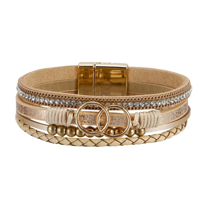 Bracelet multi-rangs beige simili cuir avec strass, anneaux dorés décoratifs et fermoir magnétique.