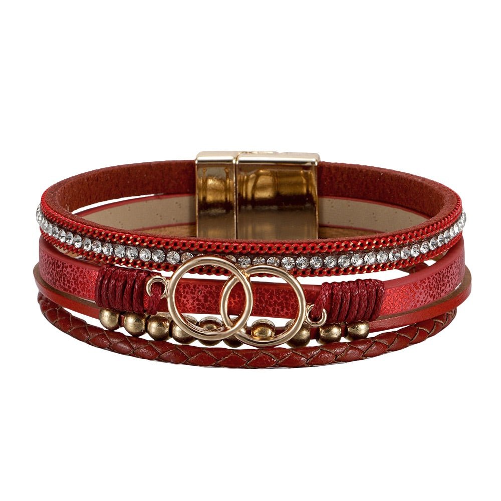 Bracelet multi-rangs rouge en simili cuir avec strass argentés, anneaux dorés décoratifs, fermoir magnétique doré, style.