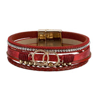 Bracelet multi-rangs rouge en simili cuir avec strass argentés, anneaux dorés décoratifs, fermoir magnétique doré, style.