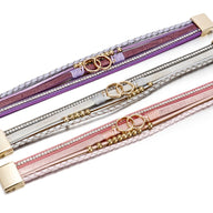 Bracelets multi-rangs en simili cuir violet, gris et rose, strass, anneaux dorés, fermoir magnétique chic.