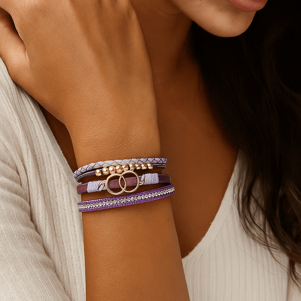 Bracelet multi-rangs violet et lilas en simili avec strass, anneaux dorés décoratifs, fermoir magnétique chic.
