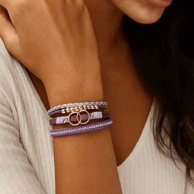 Bracelet multi-rangs violet et lilas en simili avec strass, anneaux dorés décoratifs, fermoir magnétique chic.