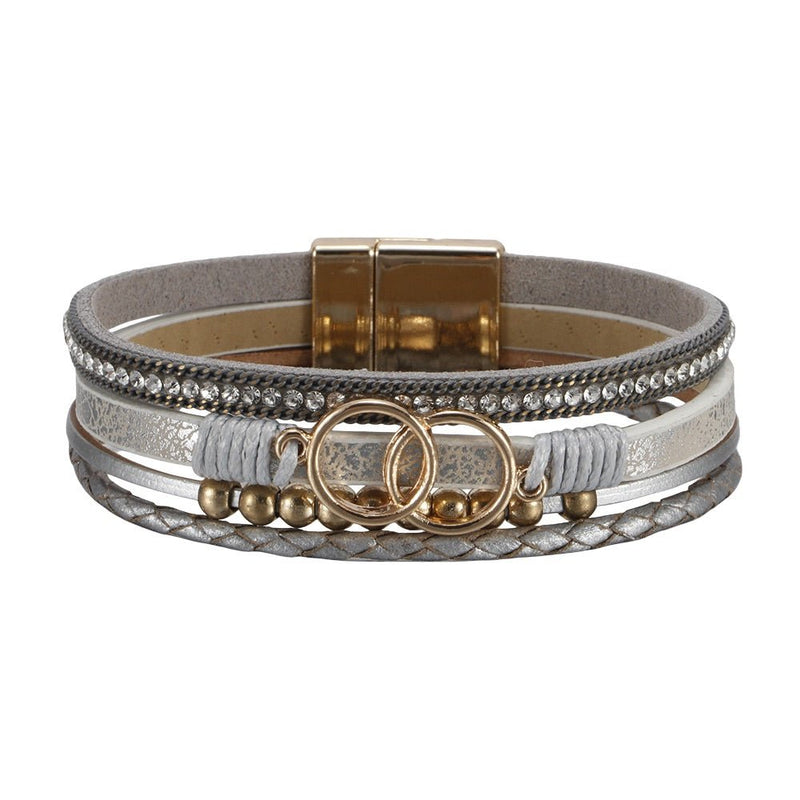 Bracelet multi-rangs gris en simili cuir avec strass, anneaux dorés décoratifs et fermoir magnétique doré.