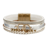 Bracelet multi-rangs blanc simili vegan avec strass, anneaux dorés décoratifs, fermoir magnétique doré, style chic et.