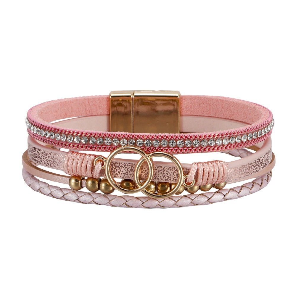 Bracelet multi-rangs rose en simili cuir vegan avec strass brillants, anneaux dorés décoratifs et fermoir magnétique doré.