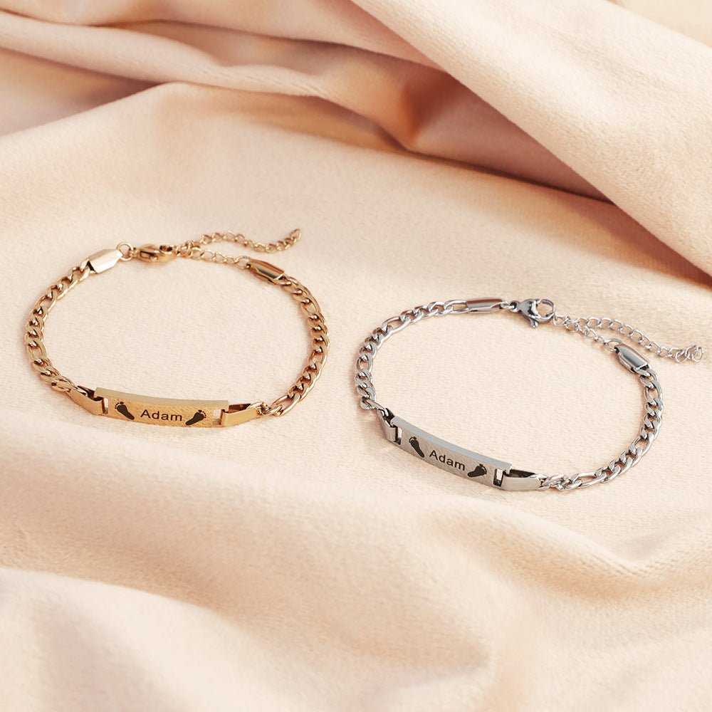 Bracelet naissance en acier doré et argenté, maille gourmette fine, plaque gravée prénom et date.