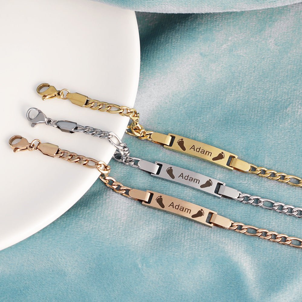 Trois bracelets naissance maille gourmette fine en acier doré, argenté et rose doré, gravés prénom et date.