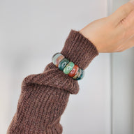Bracelet élastique en pierres d'agate colorées rondes, nuances de vert, orange et marron, style naturel et estival.