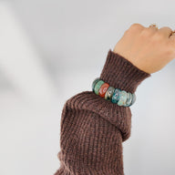 Bracelet élastique en pierres d'agate indienne multicolores poli, perles rondes aux tons verts, bleus, rouges et blancs,.