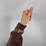 Bracelet femme en pierres d'œil de tigre aux reflets dorés et bruns, style naturel et rond.