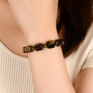 Bracelet naturel en pierres d'oeil de tigre cubiques, apporte force et sérénité, modèle Ziza - La Boutique du Bracelet