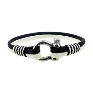 Bracelet nautique en nylon noir et blanc avec fermoir manille en acier inoxydable style breton élégant.
