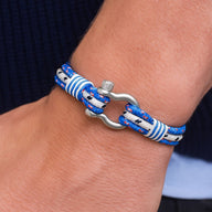 Bracelet nautique triple cordon bleu et blanc en nylon avec mousqueton en acier inoxydable.