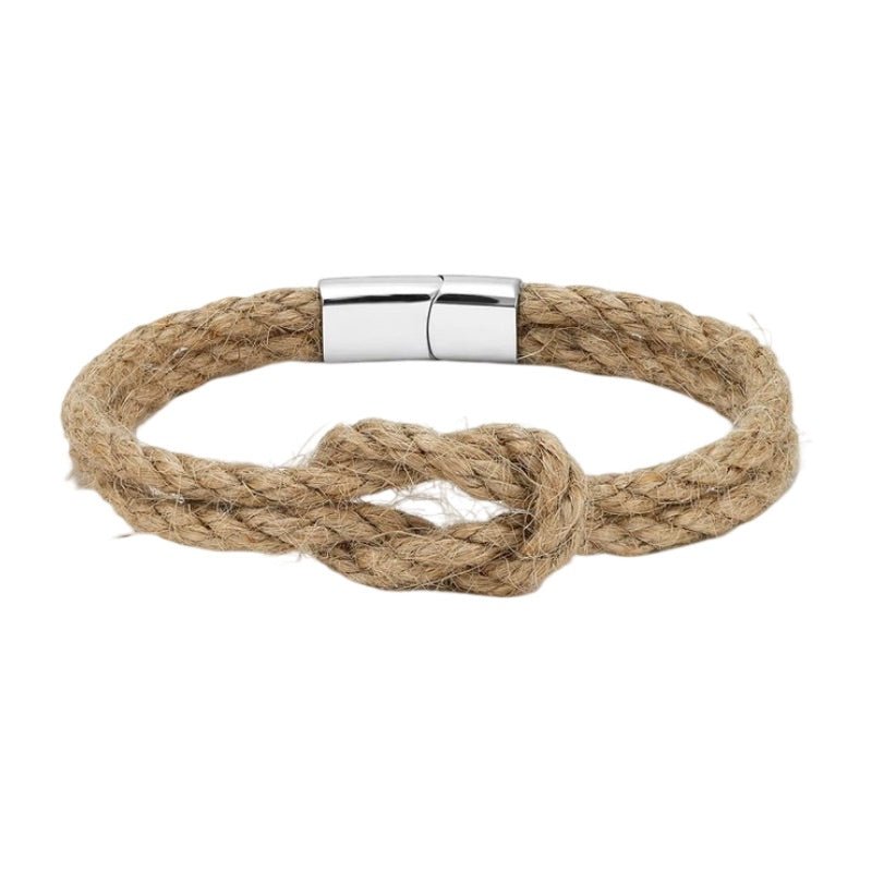 Bracelet en corde beige tressée avec nœud simple et fermoir aimanté en métal argenté.