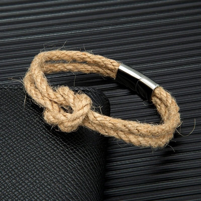 Bracelet en corde beige avec nœud et fermoir magnétique en acier inoxydable.