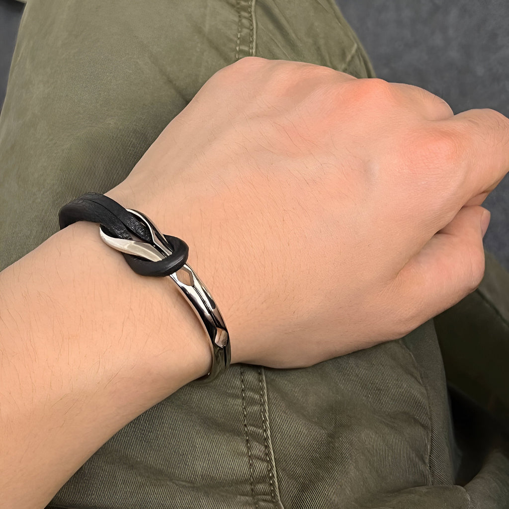 Bracelet homme noir en cuir avec nœud et fermoir en titane brillant.