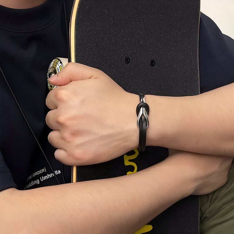 Bracelet homme noir en cuir avec nœud en titane mat, style minimaliste et moderne.