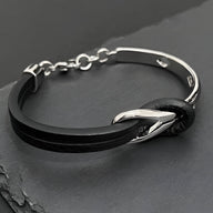 Bracelet homme noir en cuir avec nœud et élément en titane argenté élégant.