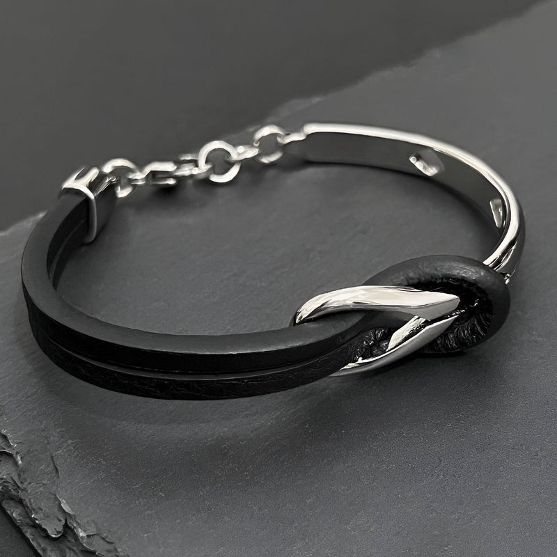 Bracelet homme noir en cuir avec nœud et élément en titane argenté élégant.