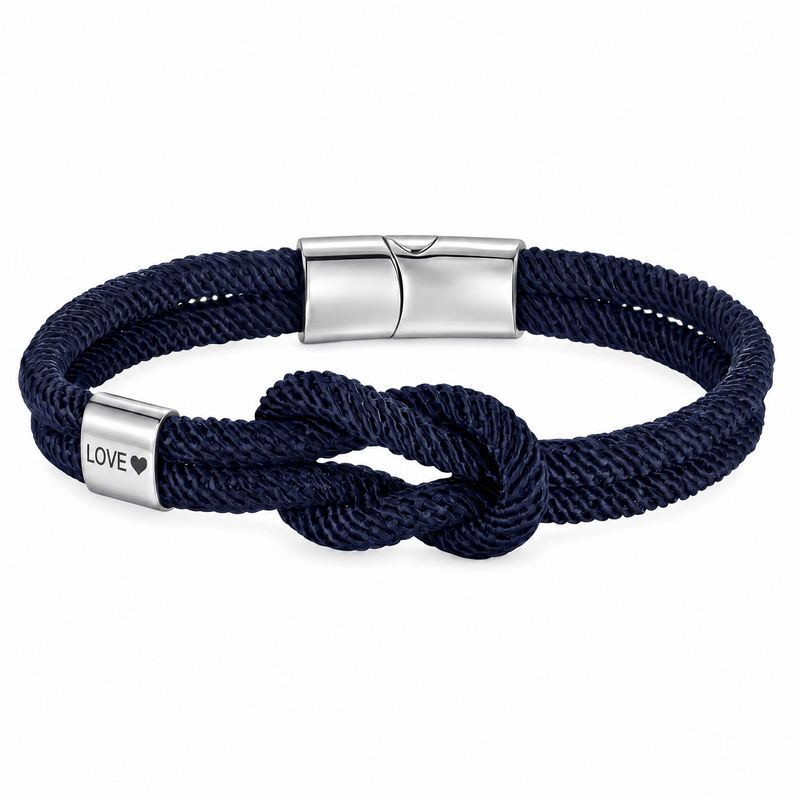 Bracelet Nono Bleu marine et argent, embout métallique gravé LOVE ♥ près du nœud marin, posé de face sur fond blanc