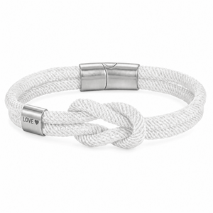 Bracelet Nono Blanc et argent, embout métallique gravé LOVE ♥ près du nœud marin, posé de face sur fond blanc