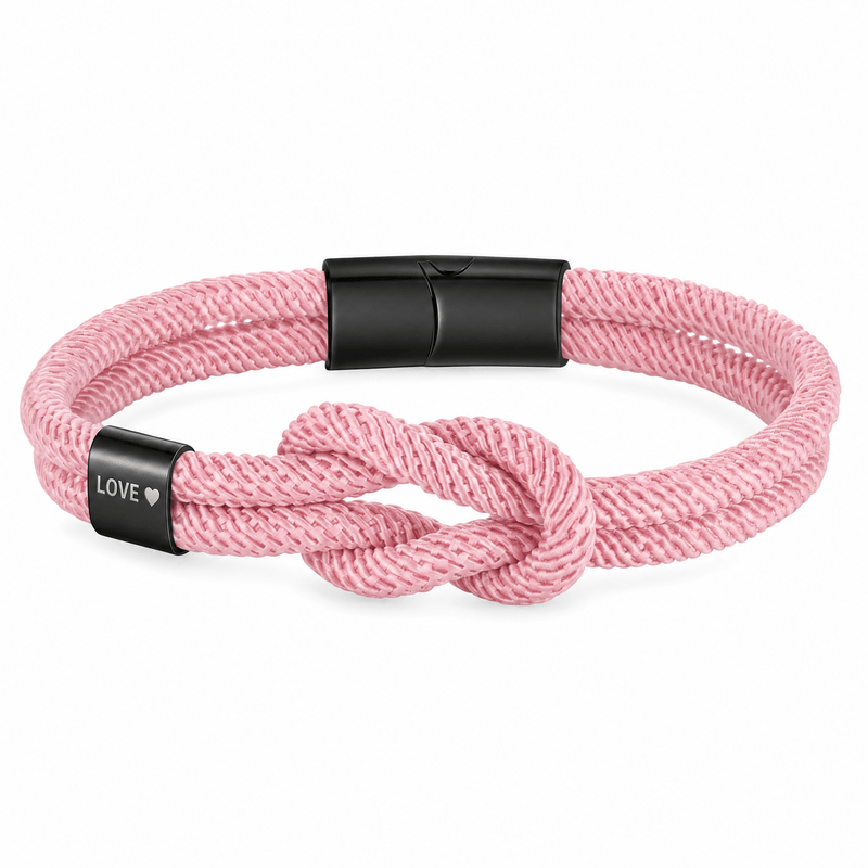 Bracelet Nono Rose et noir, embout métallique gravé LOVE ♥ près du nœud marin, posé de face sur fond blanc