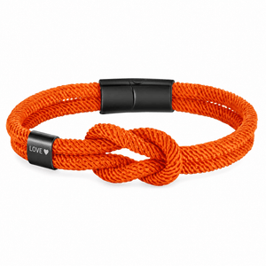 Bracelet Nono Orange et noir, embout métallique gravé LOVE ♥ près du nœud marin, posé de face sur fond blanc