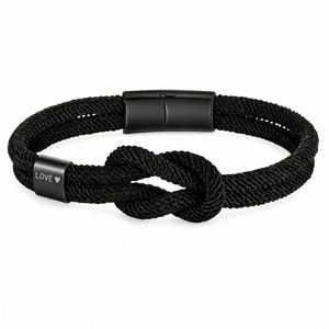 Bracelet Nono Noir et noir, embout métallique gravé LOVE ♥ près du nœud marin, posé de face sur fond blanc