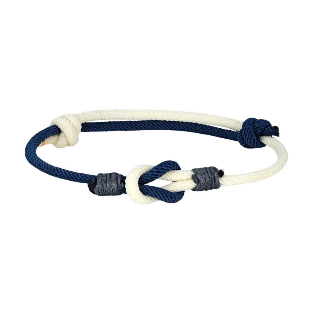 Bracelet nœud marin ajustable en nylon bleu marine et blanc avec fermeture coulissante.