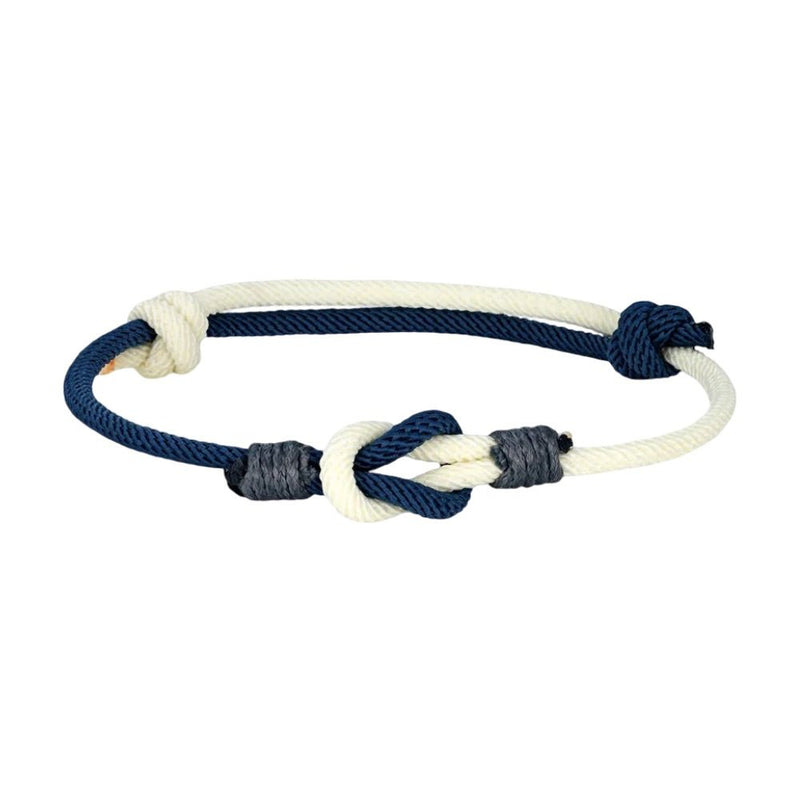 Bracelet nœud marin ajustable en nylon bleu marine et blanc avec fermeture coulissante.