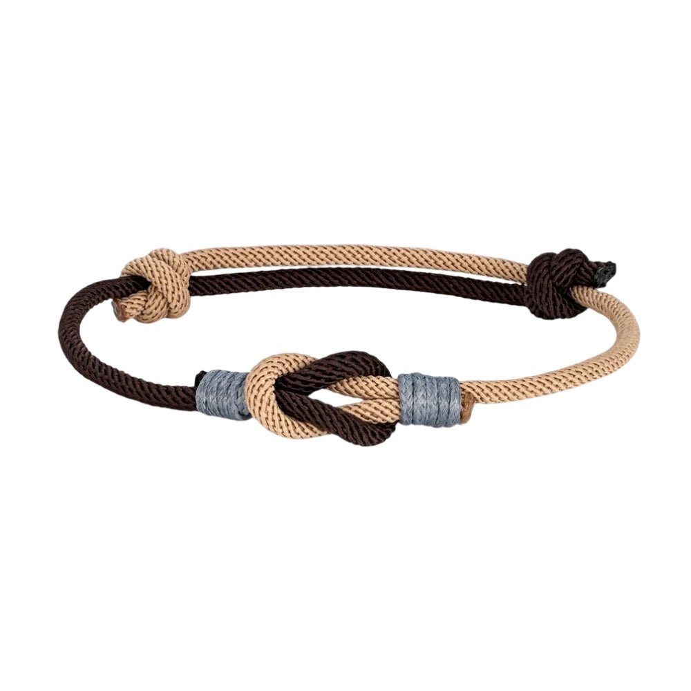 Bracelet nœud marin ajustable en nylon beige et marron avec détail gris sécurisé par un coulissant.