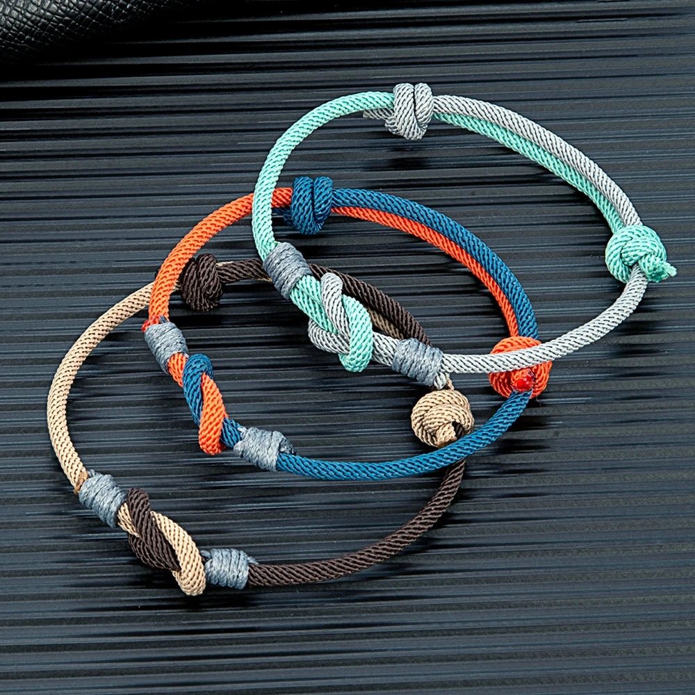 Bracelets nœud marin en nylon ajustables avec coulissants en plusieurs couleurs vives et marines.