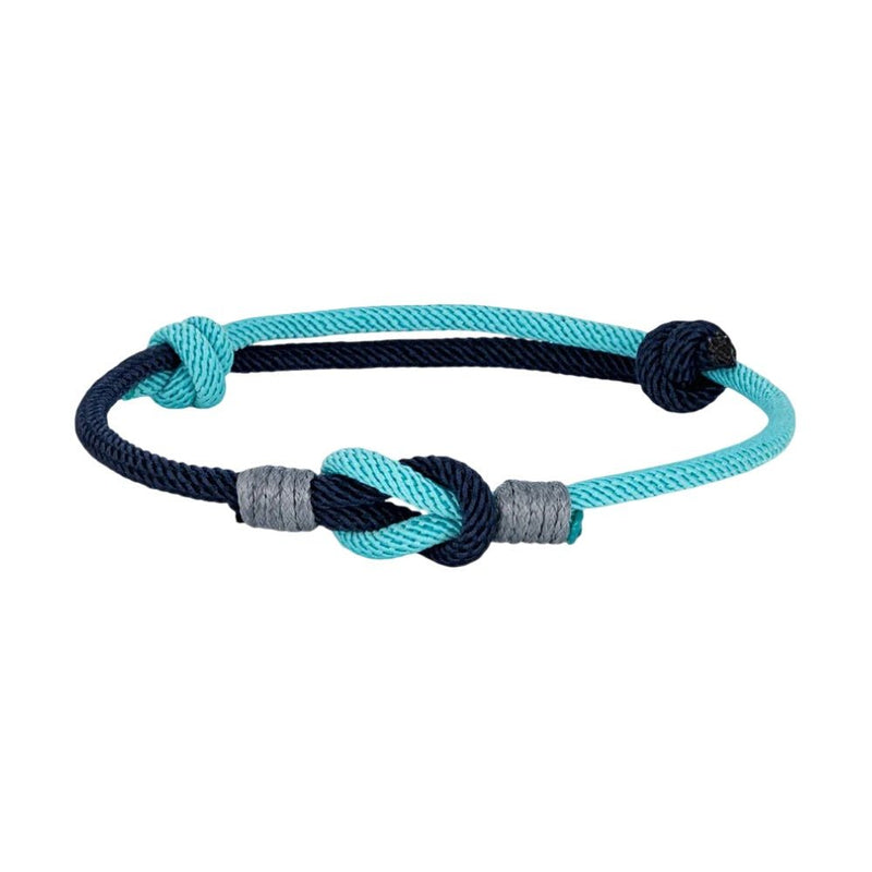 Bracelet nœud marin ajustable en nylon bleu marine et bleu ciel avec finitions grises.